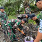 Satgas Pamtas RI-Malaysia Yonarmed 16/TK Bantu Warga Bersihkan Lingkungan