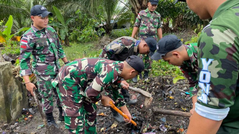 Satgas Pamtas RI-Malaysia Yonarmed 16/TK Bantu Warga Bersihkan Lingkungan