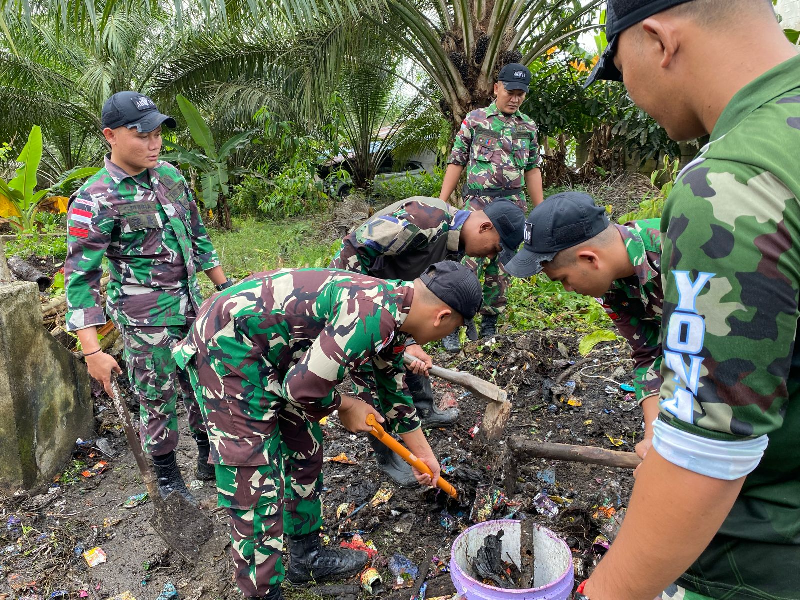 Satgas Pamtas RI-Malaysia Yonarmed 16/TK Bantu Warga Bersihkan Lingkungan