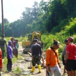 Bantu Ringankan Beban Masyarakat, Satgas Pra TMMD Imbangan ke-119 Kodim 1019/Katingan Perbaiki Jalan Desa