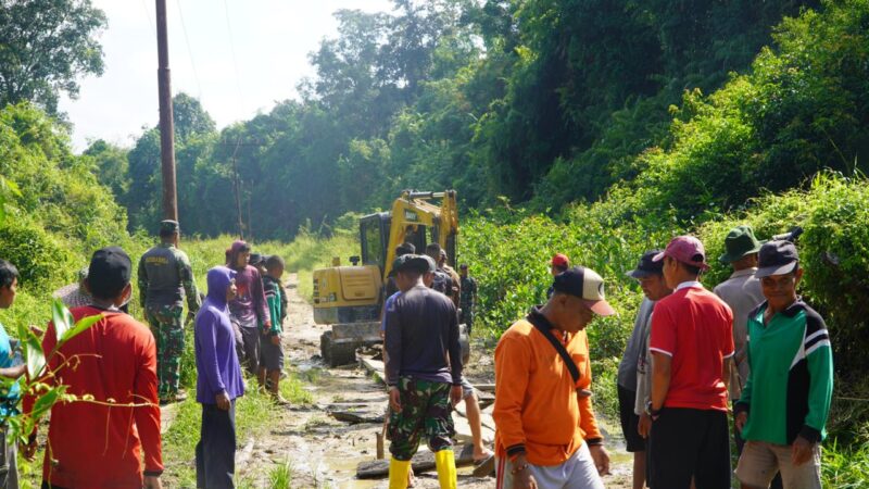 Bantu Ringankan Beban Masyarakat, Satgas Pra TMMD Imbangan ke-119 Kodim 1019/Katingan Perbaiki Jalan Desa