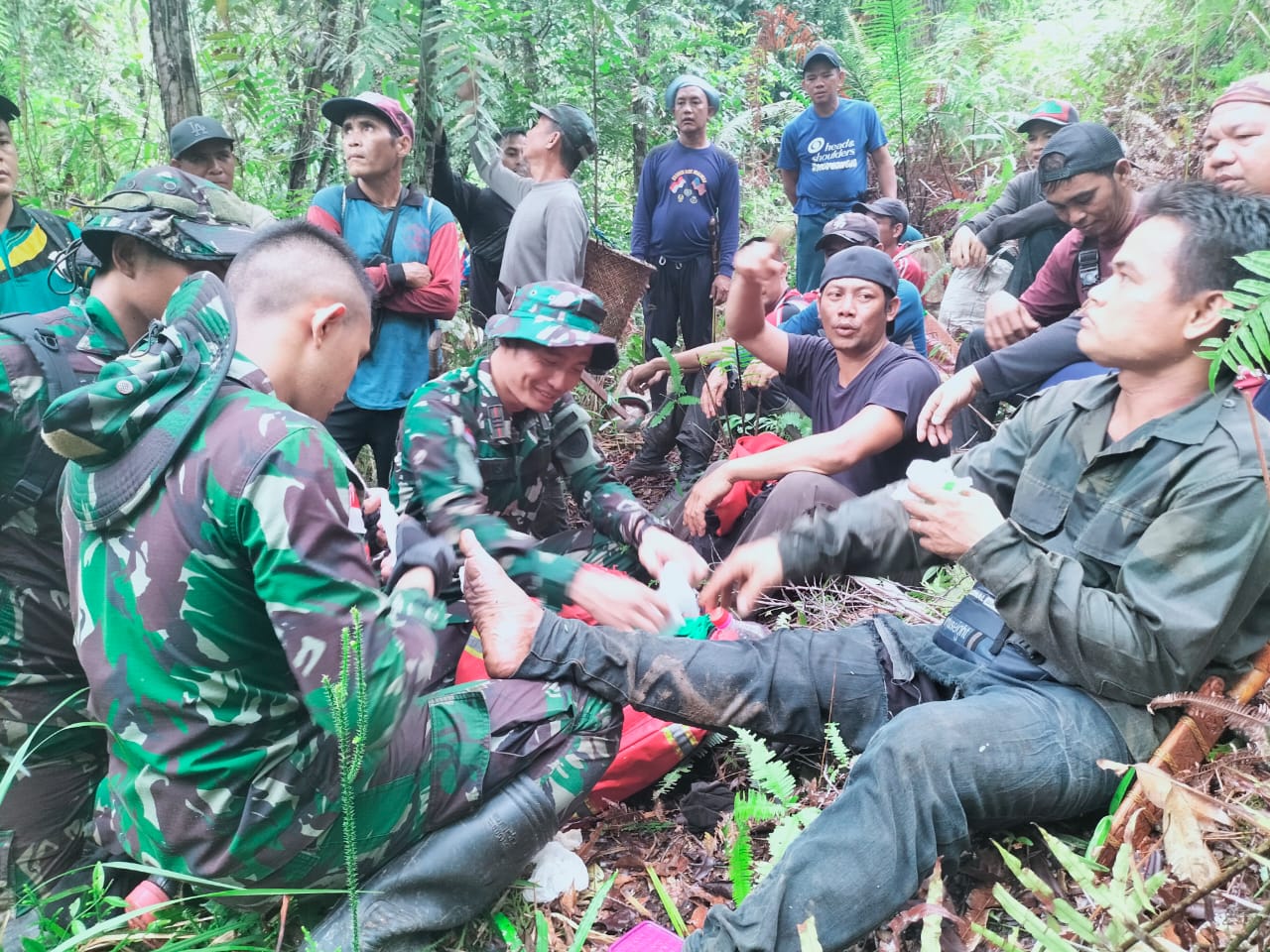 Personel Satgas Pamtas Yonarmed 10/ Bradjamusti Berhasil Temukan Warga Hilang di Hutan