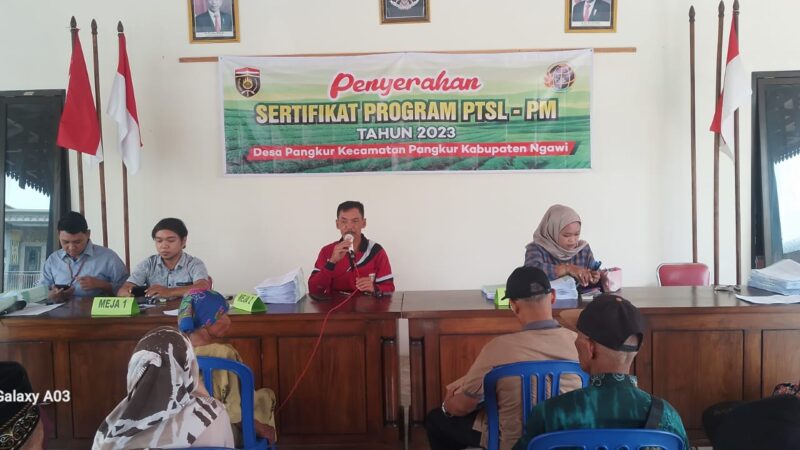 Pembagian Sertifikat Tanah Program PTSL Disambut Gembira Warga Desa Pangkur Kecamatan Pangkur Ngawi.