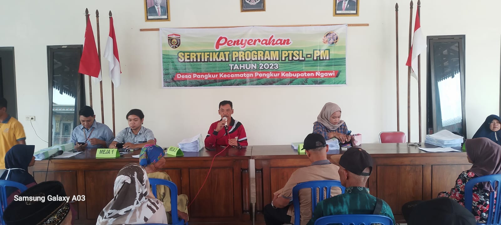 Pembagian Sertifikat Tanah Program PTSL Disambut Gembira Warga Desa Pangkur Kecamatan Pangkur Ngawi.