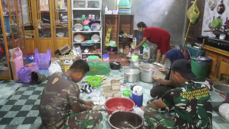 Anggota Satgas TMMD Bantu Masak Bersama Masyarakat