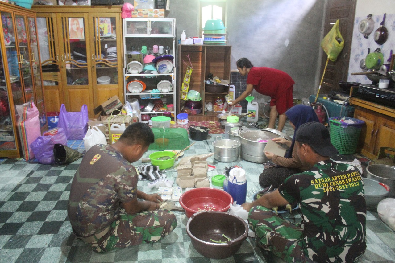 Anggota Satgas TMMD Bantu Masak Bersama Masyarakat