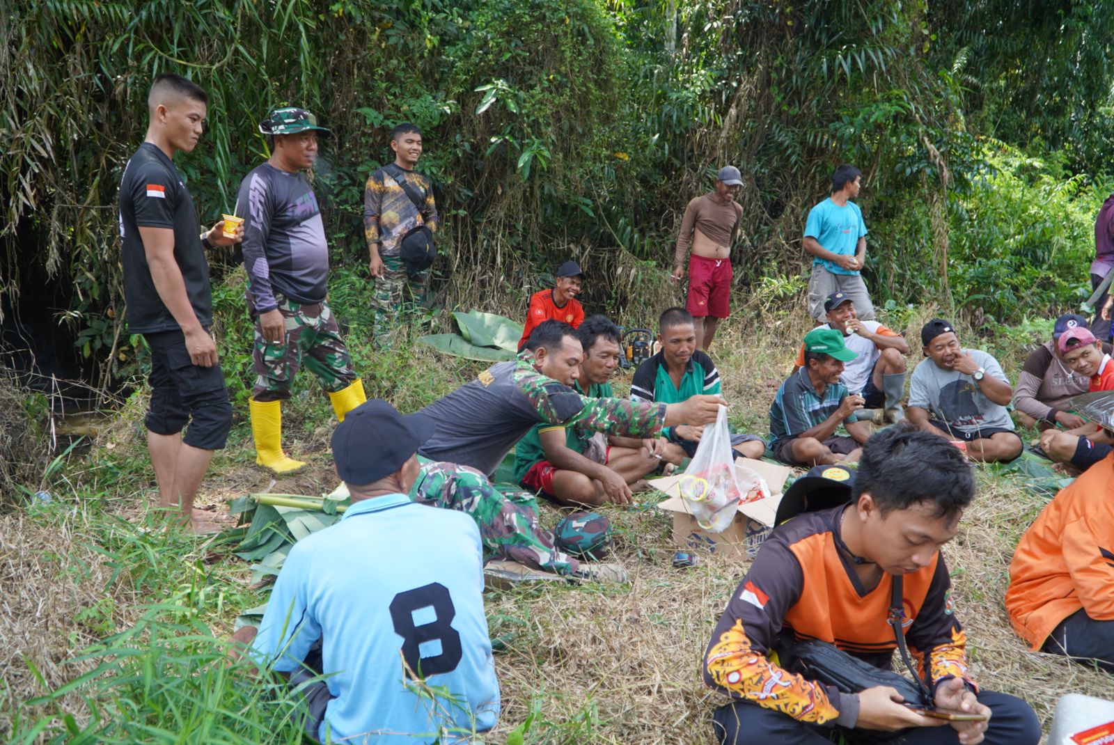 DI SELA WAKTU ISTIRAHAT, SATGAS TMMD KODIM 1019/KATINGAN LUANGKAN WAKTU UNTUK BERBAUR BERSAMA WARGA