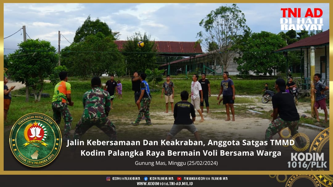 Jalin Kebersamaan Dan Keakraban, Anggota Satgas TMMD Kodim Palangka Raya Bermain Voli Bersama Warga