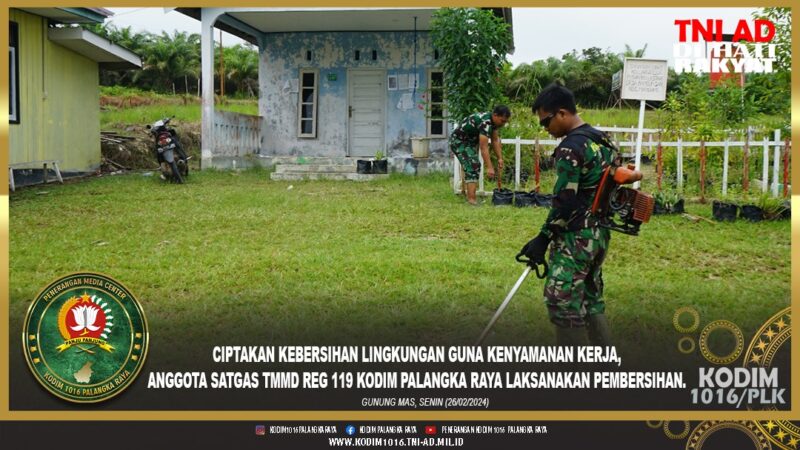 Ciptakan Kebersihan Lingkungan Guna Kenyamanan Kerja, Anggota Satgas TMMD Reg 119 Kodim Palangka Raya Laksanakan Pembersihan.