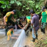 Satgas Yonarmed 10 Kostrad Bantu Warga Perbaiki Saluran Pipa Air Bersih