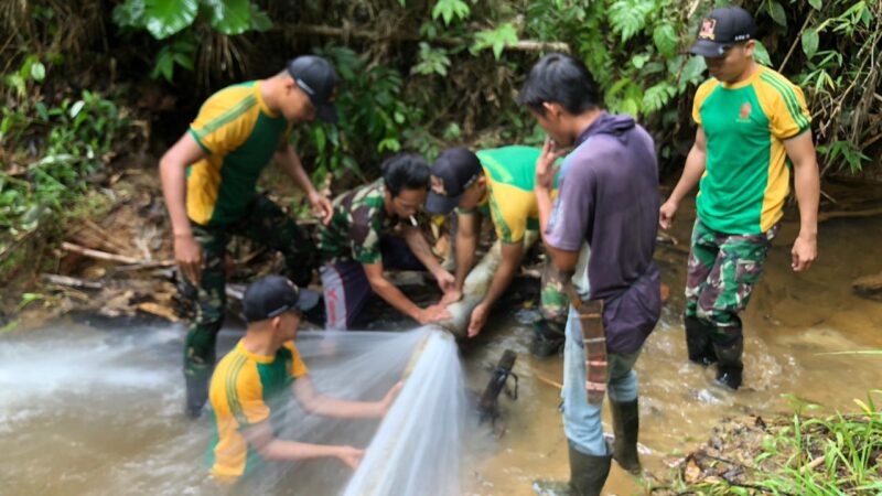 Satgas Yonarmed 10 Kostrad Bantu Warga Perbaiki Saluran Pipa Air Bersih