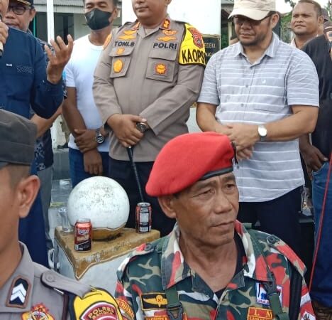 Massa Datangi Rumdis Camat Belinyu Untuk Menyampaikan Aspirasinya