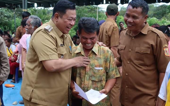 Kunker di Kecamatan Sumbul, Bupati Eddy Berutu Cek Langsung Pelayanan Aminduk di Kantor Desa