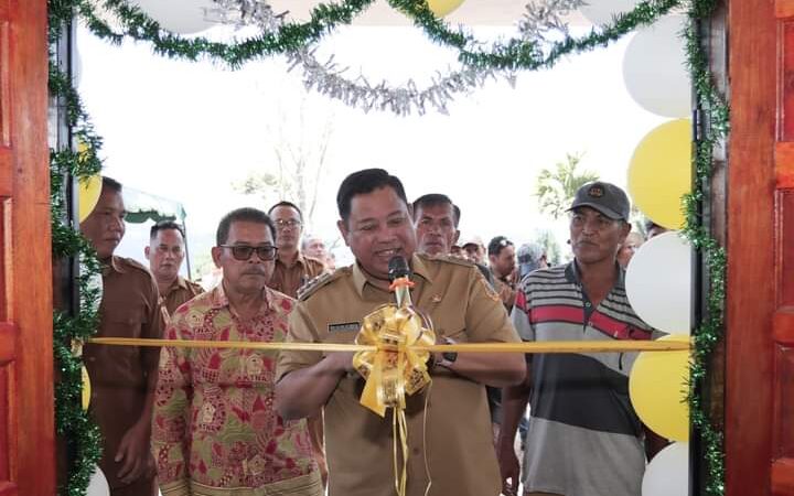 Resmikan Kantor Kepala Desa, Bupati Eddy Ajak Masyarakat Bersinergi