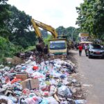 Pemerintah Kabupaten Lampung Utara Melaksanakan Kegiatan Bersih-Bersih Pengerukan Sampah Di Jln. KS Tubun Islamic Center Kelurahan Kota Alam.