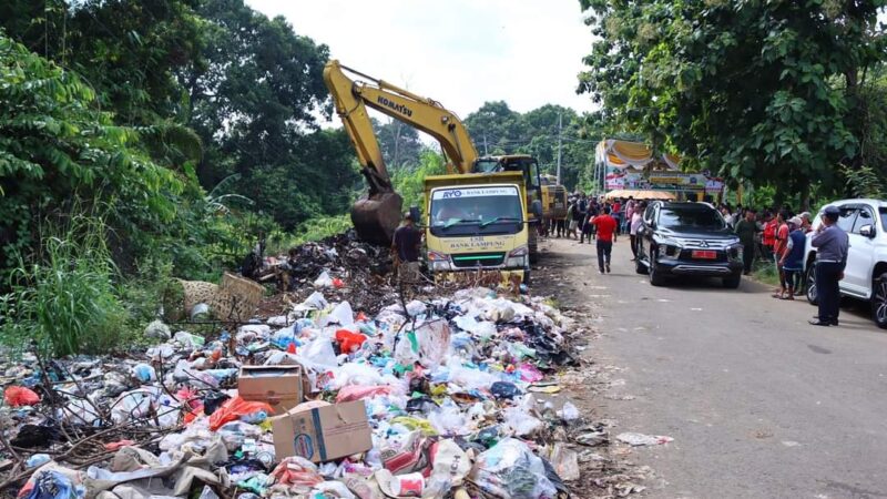 Pemerintah Kabupaten Lampung Utara Melaksanakan Kegiatan Bersih-Bersih Pengerukan Sampah Di Jln. KS Tubun Islamic Center Kelurahan Kota Alam.