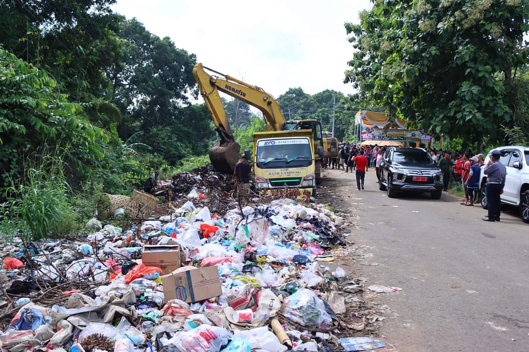 Pemerintah Kabupaten Lampung Utara Melaksanakan Kegiatan Bersih-Bersih Pengerukan Sampah Di Jln. KS Tubun Islamic Center Kelurahan Kota Alam.