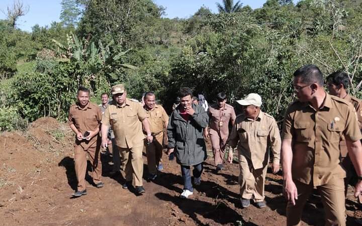 Bupati Eddy Berutu Tinjau Pembukaan Jalan Usaha Tani di Desa Pegagan Julu VII, Masyarakat Ucapkan Terima Kasih