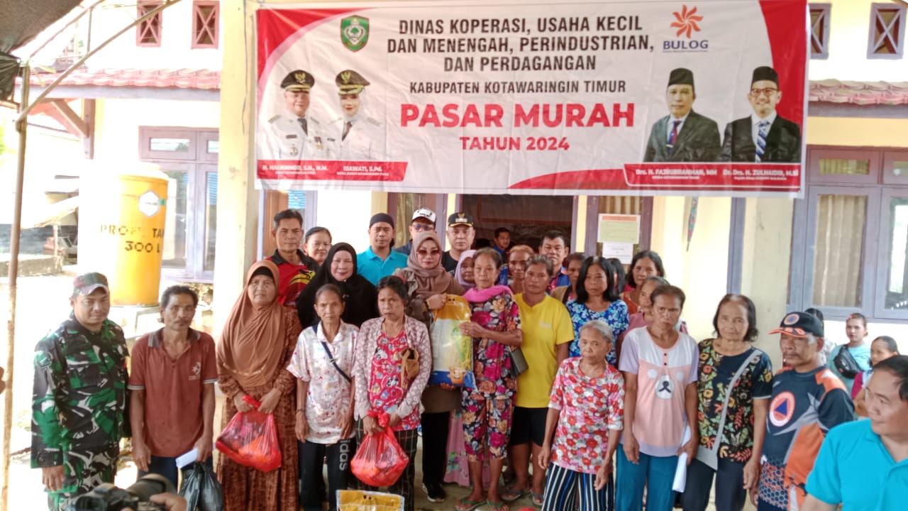 Babinsa 1015-08/Mentaya Hulu Dampingi Kegiatan Pasar Murah Penyeimbang