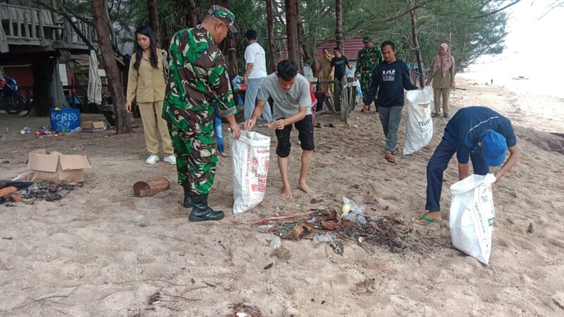 Koramil 1015-01/MHS Bersama Warga Laksanakan Pembersiahan Tempat Wisata Ujung Pandaran