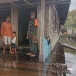 Babinsa Koramil 1015-05/Kota Besi Pantau Banjir Di Wilayah Binaan