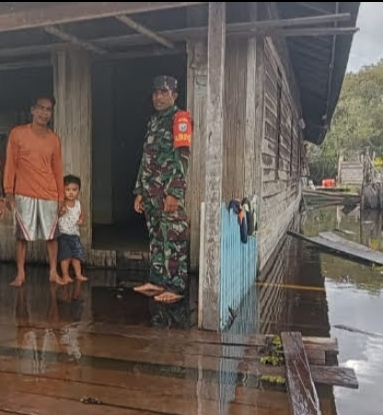 Babinsa Koramil 1015-05/Kota Besi Pantau Banjir Di Wilayah Binaan