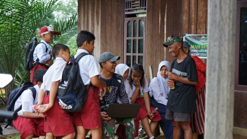 Satgas TMMD Kodim Palangka Raya Kenalkan Teknologi Komputer Ke Anak-Anak Desa
