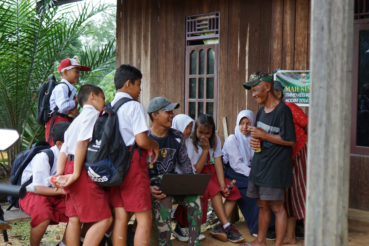 Satgas TMMD Kodim Palangka Raya Kenalkan Teknologi Komputer Ke Anak-Anak Desa