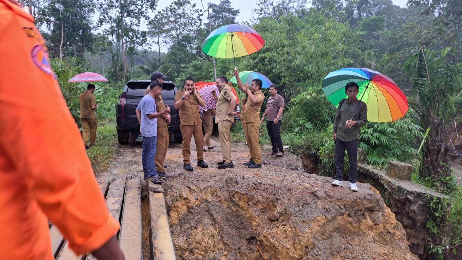 Bupati Pakpak Bharat di Dampingi Kalaksa BPBD, Meninjau Jembatan Putus Dusun Lae mrempat, Desa Malum