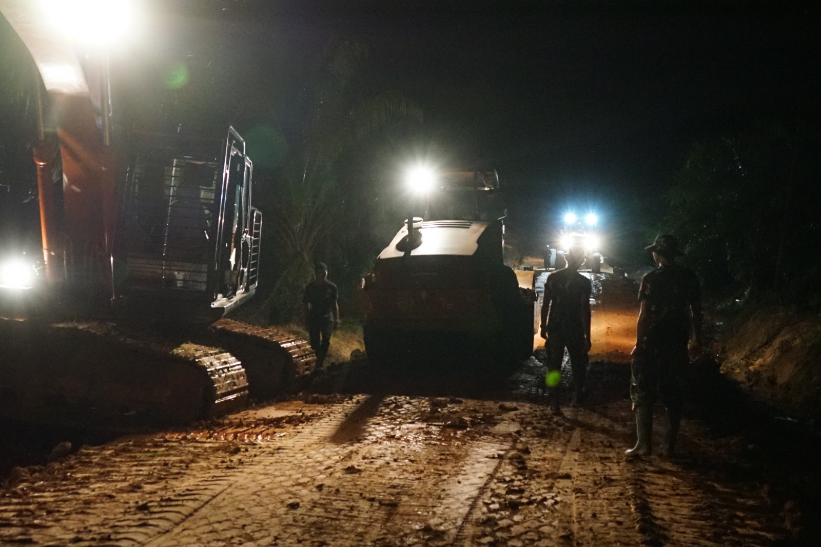 Kejar Target, Satgas TMMD Lembur Malam Tuntaskan Pekerjaan Jalan