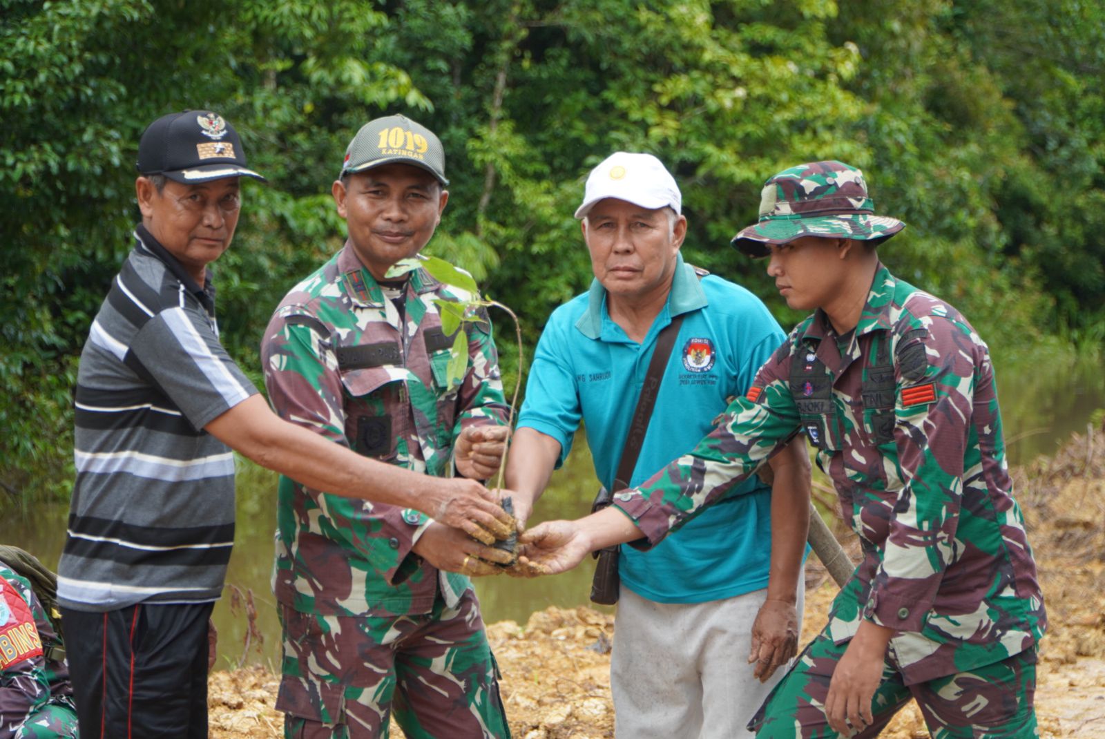 Prajurit Kodim 1019/Katingan Galakan Program Bersatu Dengan Alam di Lokasi TMMD