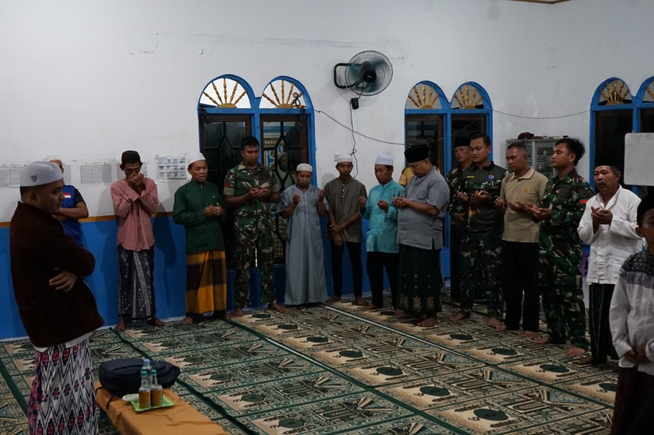 Perdalam Ilmu Agama, Satgas TMMD Kodim Palangka Raya Ikuti Pengajian Habib Di Desa Bangun Sari