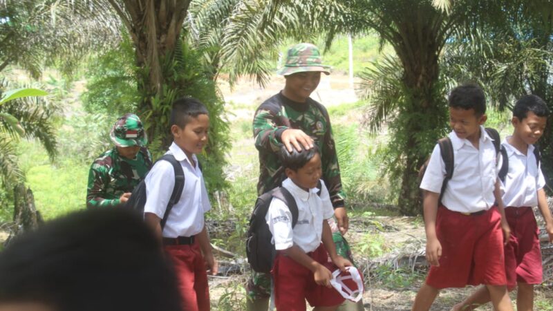 Keceriaan Anak-anak Bersama Angota TNI di Lokasi TMMD Kodim Palangka Raya saat Pulang Sekolah