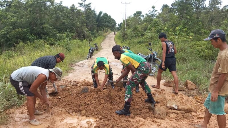 Satgas Pamtas Yonarmed 10 Kostrad Bersama Warga Perbaiki Jalan Rusak di Perbatasan RI-MLY