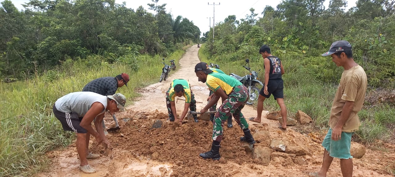 Satgas Pamtas Yonarmed 10 Kostrad Bersama Warga Perbaiki Jalan Rusak di Perbatasan RI-MLY