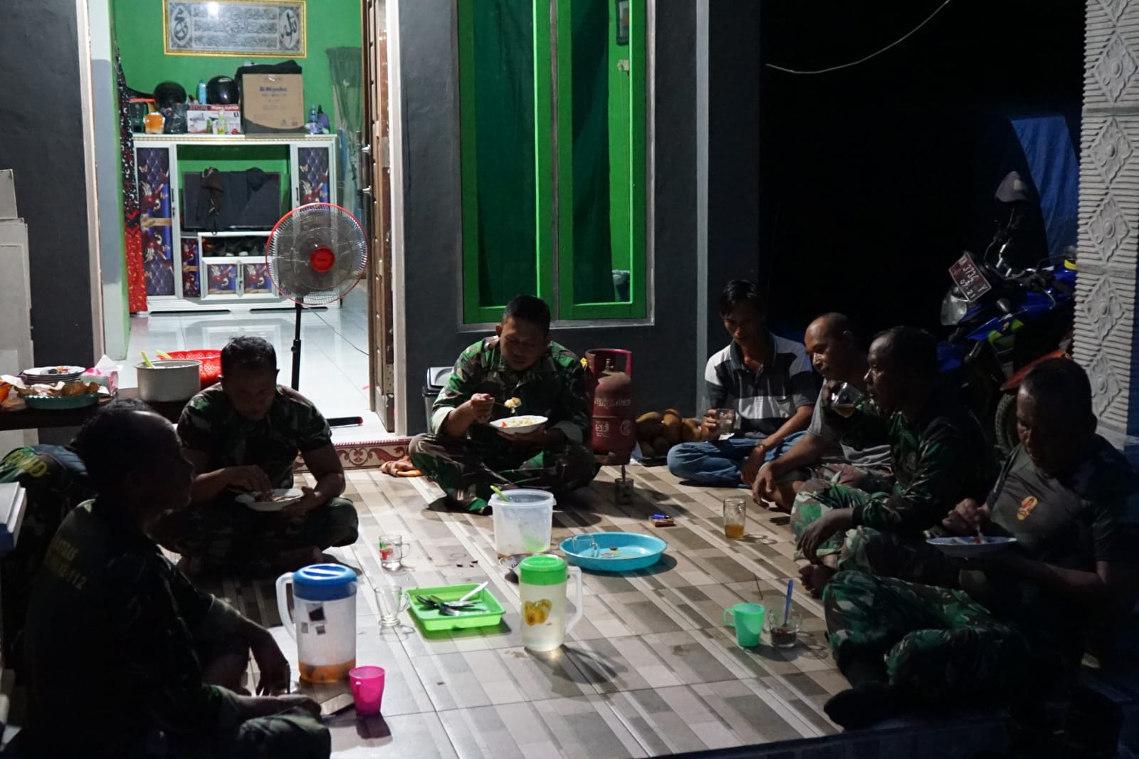 Kemanunggalan TNI -Rakyat, Anggota Satgas TMMD Berbuka Puasa Bersama Masyarakat