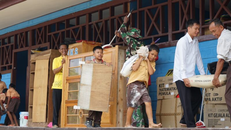 Anggota Satgas TMMD Tanamkan Sikap Gotong Royong Kepada Murid SD