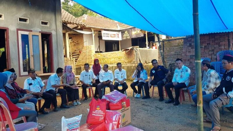 Pemkab Lampura Melakukan Kunjungan Ke Lokasi Dua Peristiwa Kebakaran Yang Hampir Bersamaan Terjadi Di Lampung Utara.