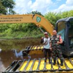 Antisipasi Banjir Musim Penghujan, Babinsa Koramil 1015-04/Baamang Monitoring Normalisasi Sungai