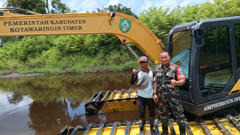 Antisipasi Banjir Musim Penghujan, Babinsa Koramil 1015-04/Baamang Monitoring Normalisasi Sungai