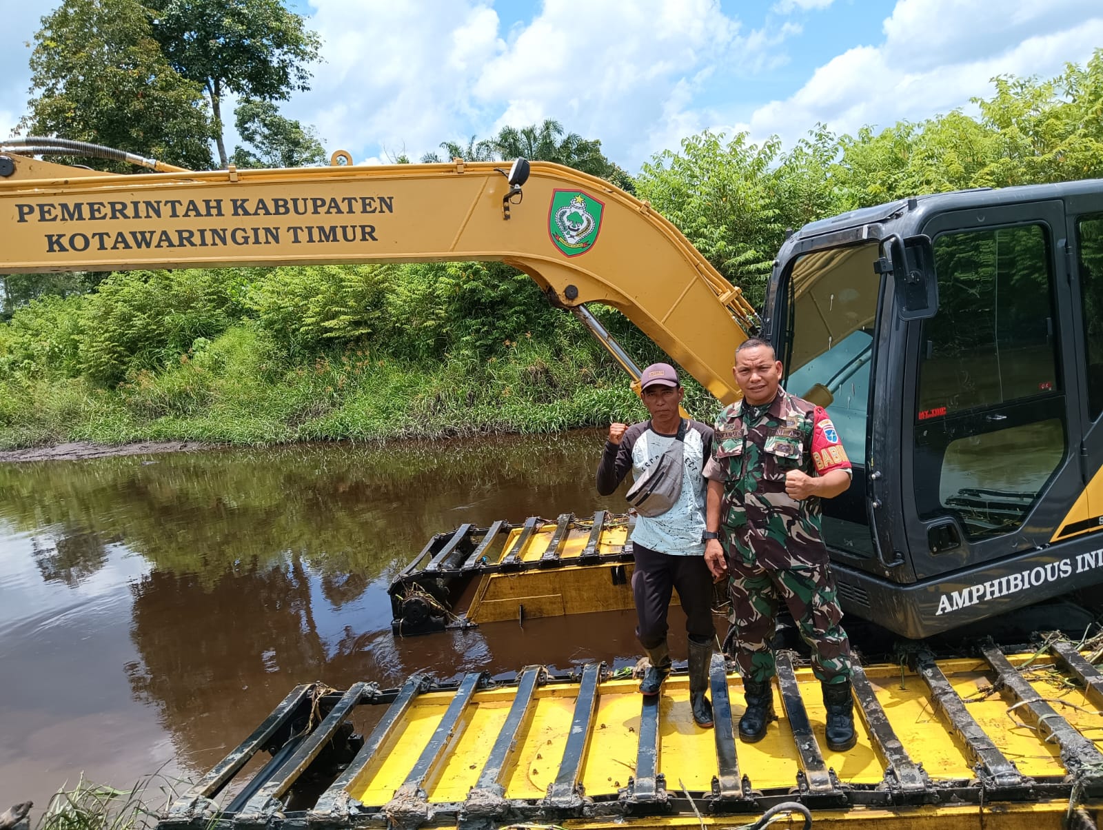 Antisipasi Banjir Musim Penghujan, Babinsa Koramil 1015-04/Baamang Monitoring Normalisasi Sungai