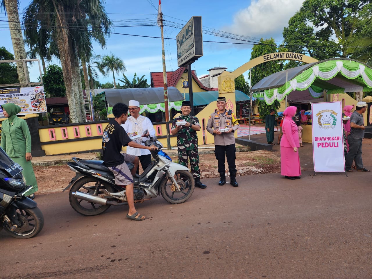 Baksos Bhayangkari Peduli Polsek Parenggean Bersama Unsur Forkopimcam Gelar Buka Bersama Dan Bagi Takjil