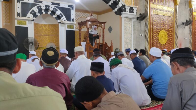 Ratusan Umat Islam Melaksanakan Sholat Ied Idul Fitri Berjemaah di Masjid Al-Kamal