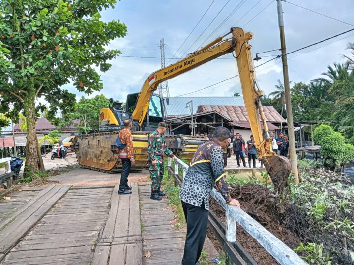 Antisipasi Banjir, Babinsa Koramil 1015-04/Baamang Monitoring Normalisasi Sungai