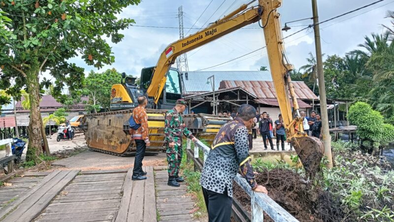 Antisipasi Banjir, Babinsa Koramil 1015-04/Baamang Monitoring Normalisasi Sungai