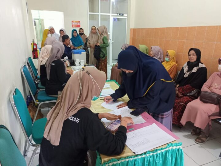 Belasan Calon Jamaah Haji Serentak Vaksin Meningitis Di UPT Puskesmas Bandung Tulungagung.