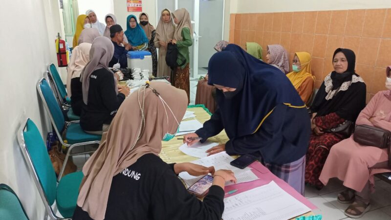 Belasan Calon Jamaah Haji Serentak Vaksin Meningitis Di UPT Puskesmas Bandung Tulungagung.