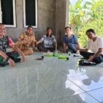 Babinsa Koramil 1015-04/Baamang Bersama Lurah Baamang Hulu Laksanakan Komsos Di Wilayah Binaan