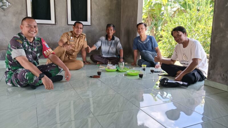 Babinsa Koramil 1015-04/Baamang Bersama Lurah Baamang Hulu Laksanakan Komsos Di Wilayah Binaan