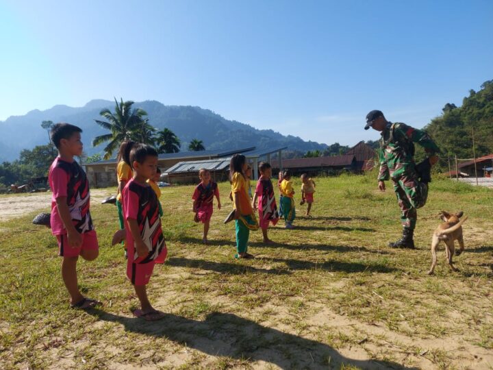 Satgas Pamtas RI-Malaysia Yonarmed 16/TK Ajar Pendidikan Jasmani Kepada Siswa Perbatasan